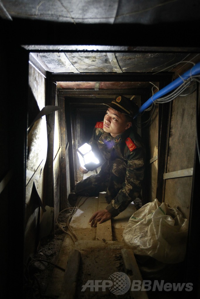 香港と深セン結ぶ密輸トンネル発見、トロッコも完備