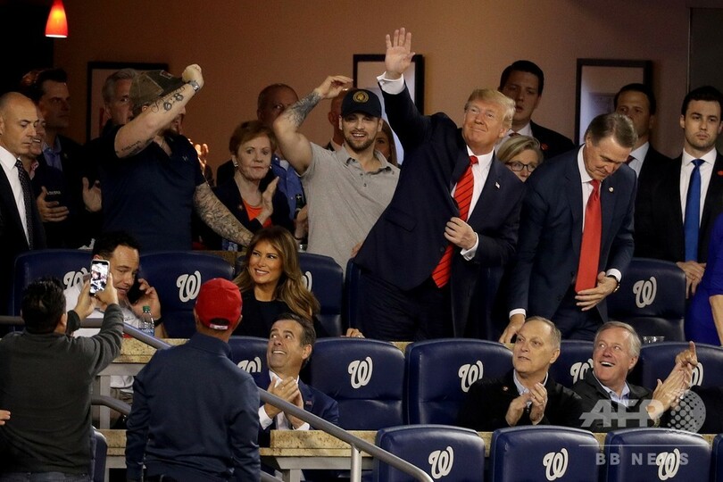 大リーグ観戦のトランプ氏に、スタジアムからブーイング