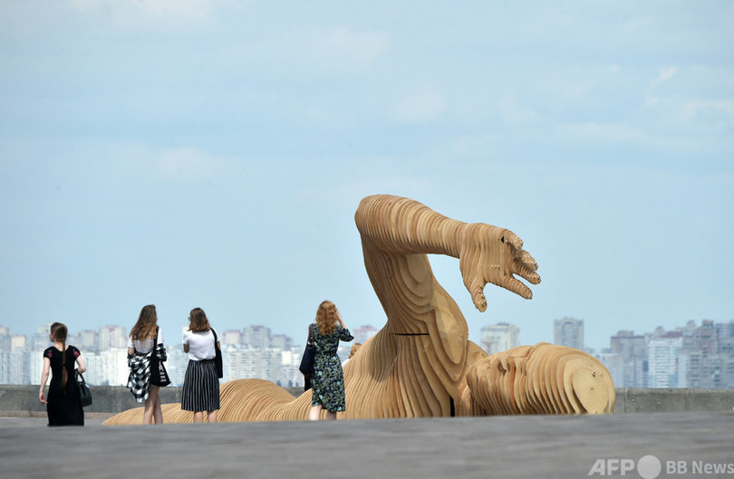 【今日の1枚】大地を泳ぐ巨人のアート、ウクライナ