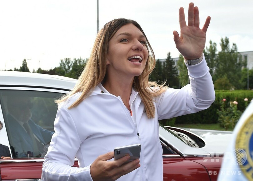 ウィンブルドン女王ハレプがルーマニア凱旋、ファンの歓迎受ける