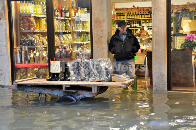 イタリア北部で豪雨、ベネチア市内の7割が冠水