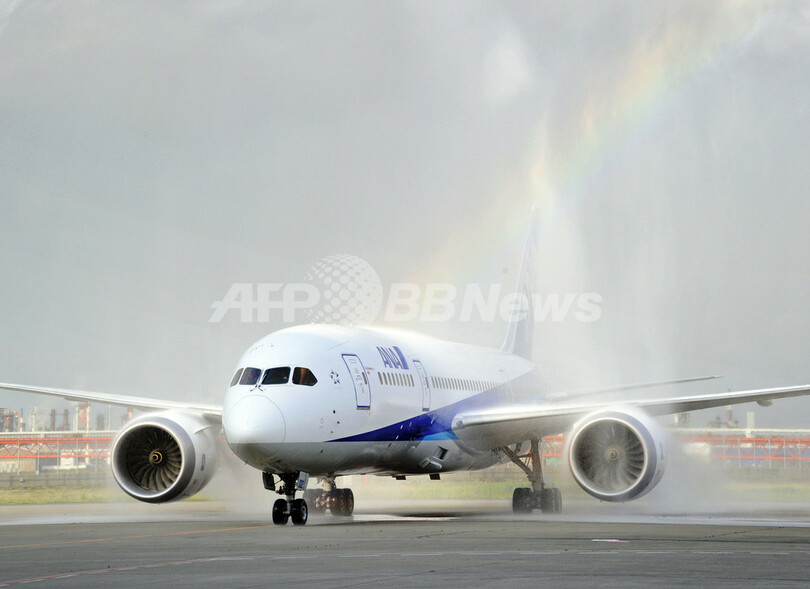 新世代「ボーイング787」、羽田空港に着陸