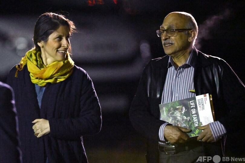 英イラン二重国籍の2人、解放され英に帰国