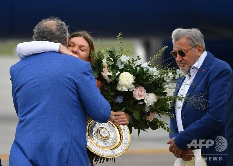 ウィンブルドン女王ハレプがルーマニア凱旋、ファンの歓迎受ける