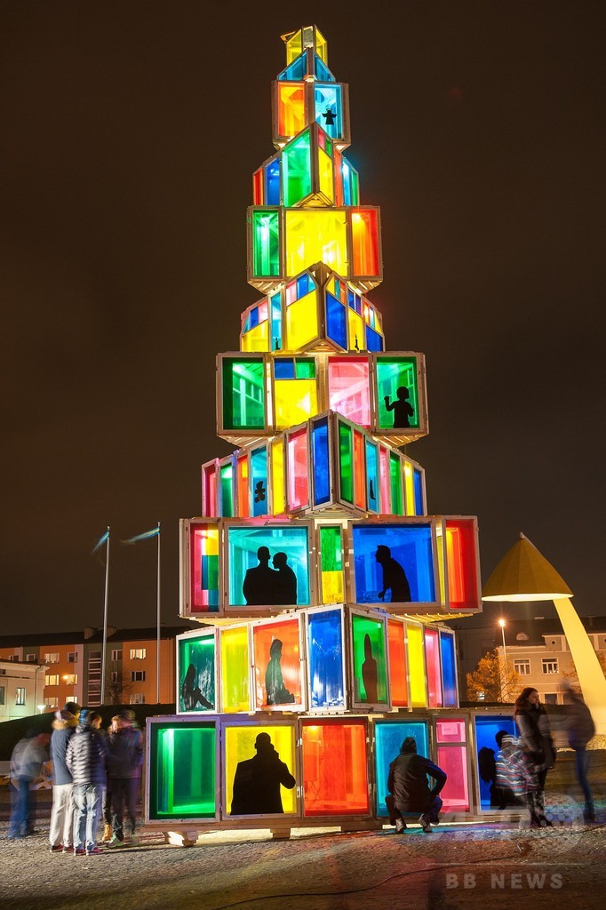 古い家の窓枠を再利用、クリスマスツリー点灯 エストニア
