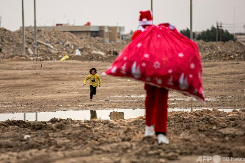 イラクのスラム街にサンタクロース 子どもたちも大喜び