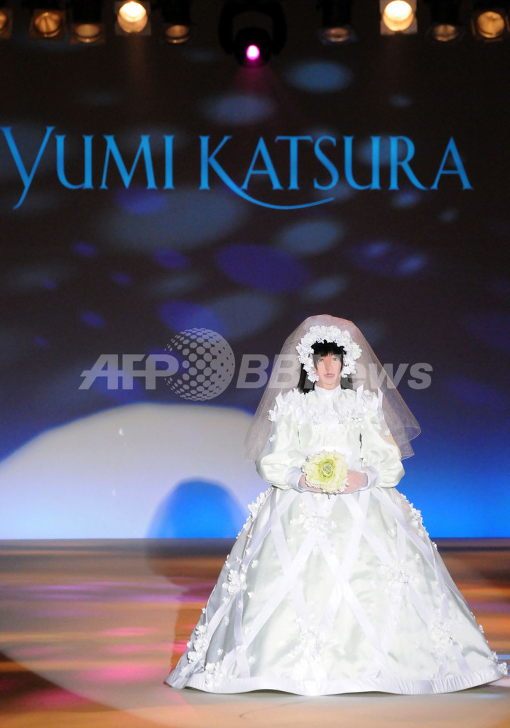 人型ロボットがウエディングドレスでキャットウォーク