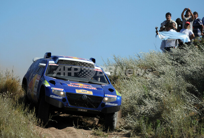 サインツ 第2ステージ制し首位に、ダカールラリー