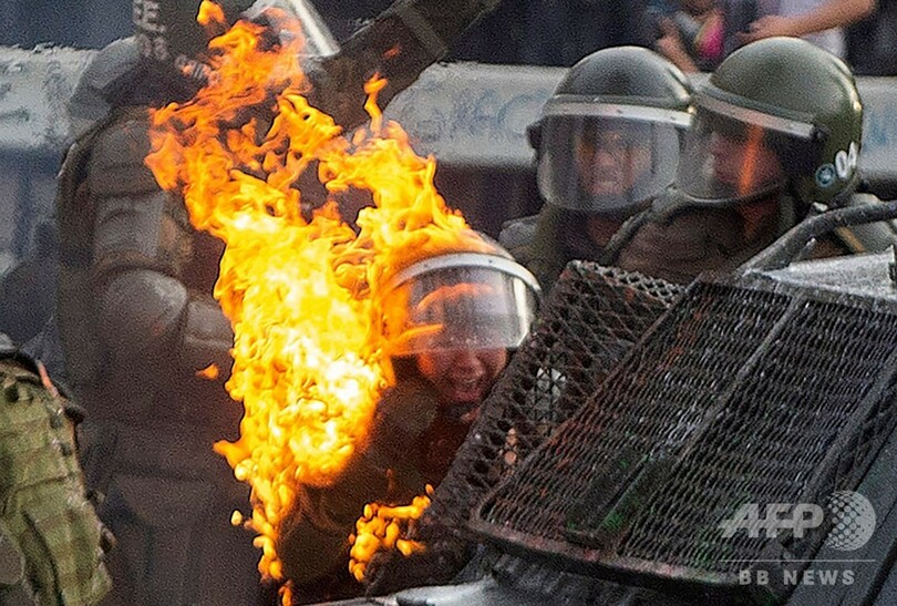 チリ、デモ3週目に突入 大規模集会で警察と衝突、略奪行為も