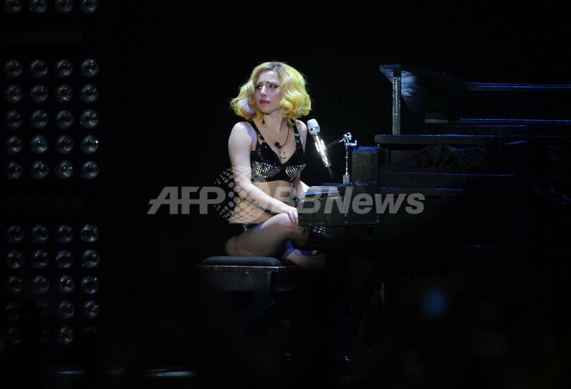 レディー・ガガ、パリでド派手なパフォーマンス