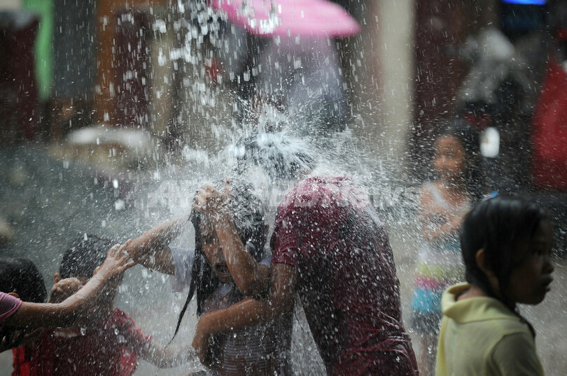 雨の日も楽しい？豪雨でマニラの学校が休校に