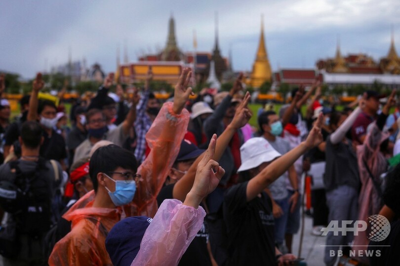 タイ反政府デモ、王室改革訴える「国民の銘板」設置