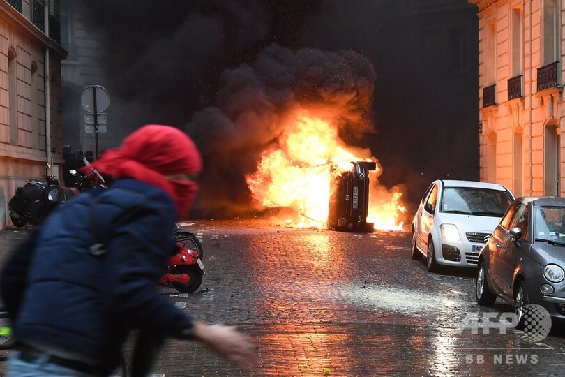 フランス「黄色いベスト」デモ、4週連続 機動隊と衝突 略奪も