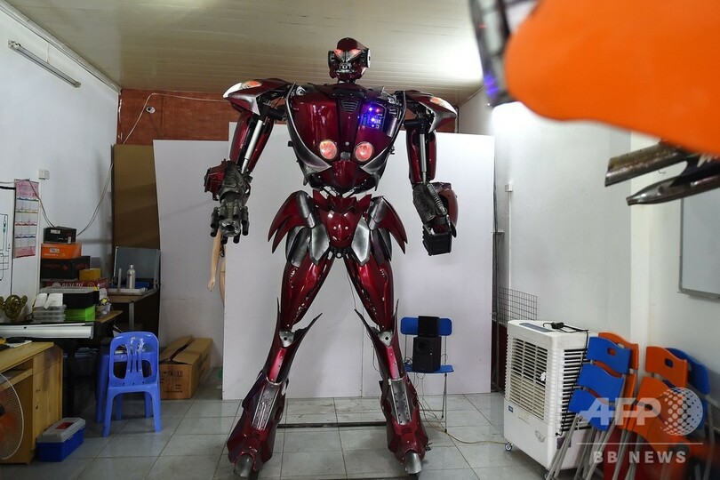 ホンダなどのバイク部品でトランスフォーマー風ロボ、環境保護訴え