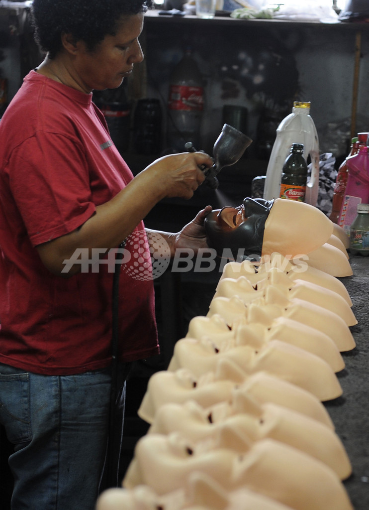 リオのカーニバルまで1か月、お面の製作も佳境に ブラジル