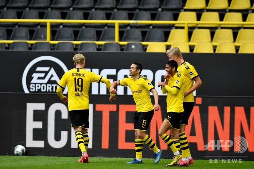 仲間に「キス」したDFが謝罪と釈明、政治家からも批判の声