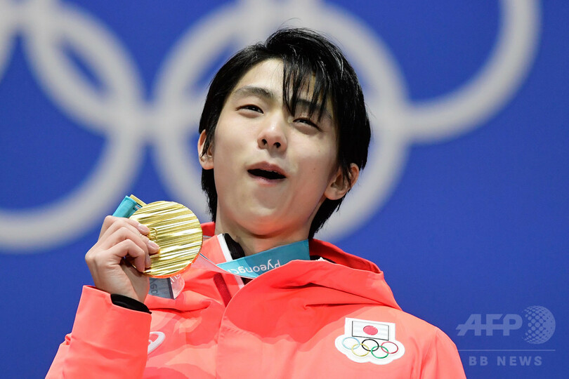 羽生結弦、2大会連続の金メダル手に笑顔 平昌五輪
