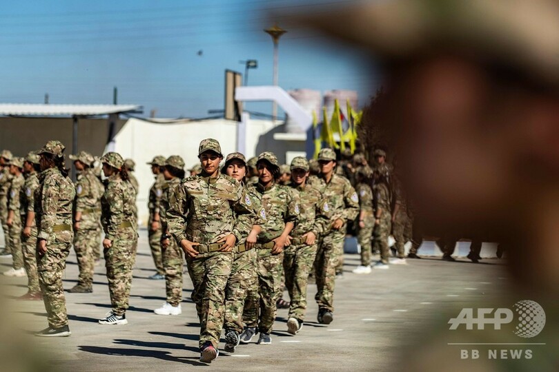 シリア民兵組織の女性兵ら、士官学校の卒業式に出席