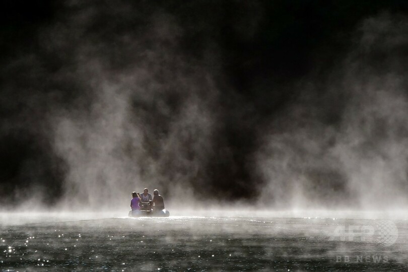 ボートから楽しむ幻想的な湖の風景、伊トレント
