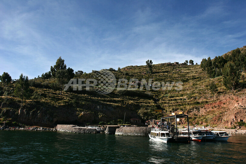 ペルーのチチカカ湖、浮島で暮らす人々の風景