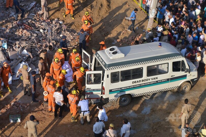 インド、建設中のビル倒壊で2人死亡 隣接建物の住民ら生き埋めか