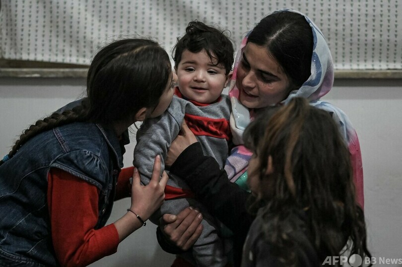 混乱のアフガン空港で不明の乳児、5か月ぶりに親族と再会