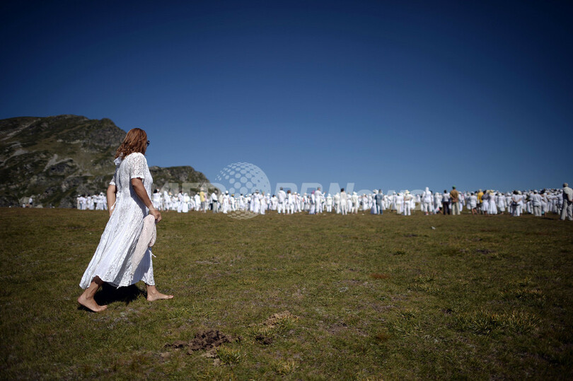聖なる山の頂上で舞う信者たち ブルガリア・リラ山