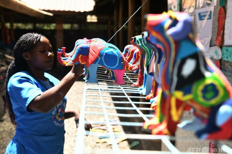 海を汚すビーチサンダル、おもちゃやアートに ケニア
