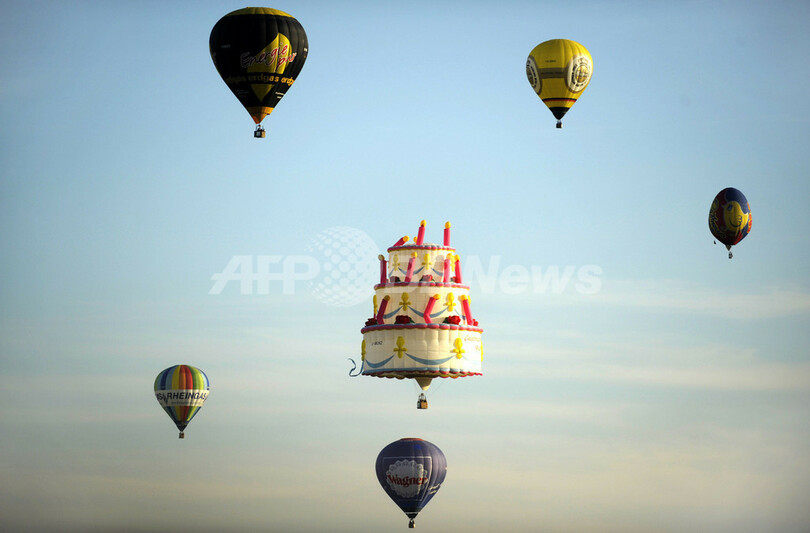 ドイツの秋空で熱気球の競演、バースデーケーキ型も