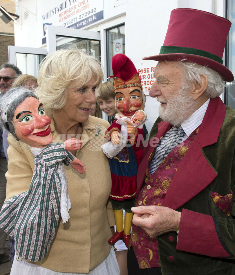 生かき頬張るチャールズ皇太子、英オイスター祭