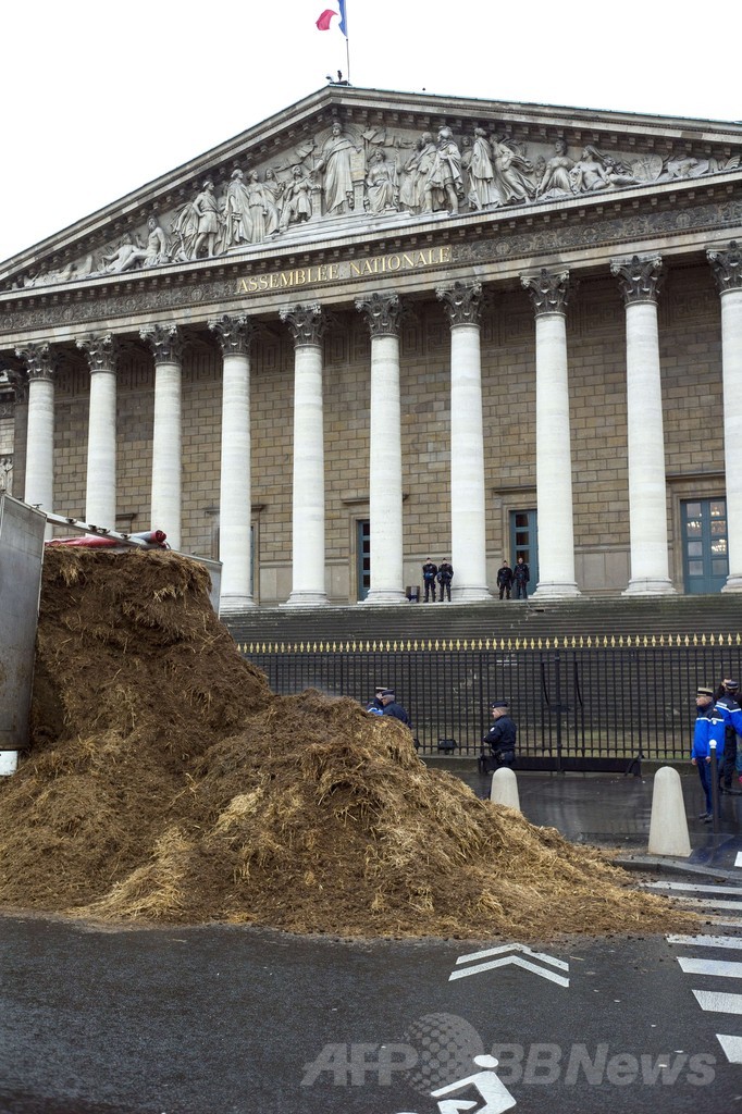 議事堂前に肥やしの山を投棄、政治家に抗議 仏パリ