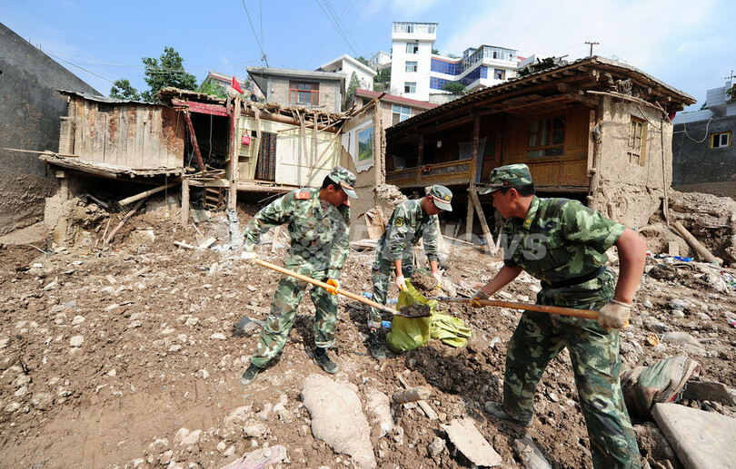 中国、土石流の死者702人に