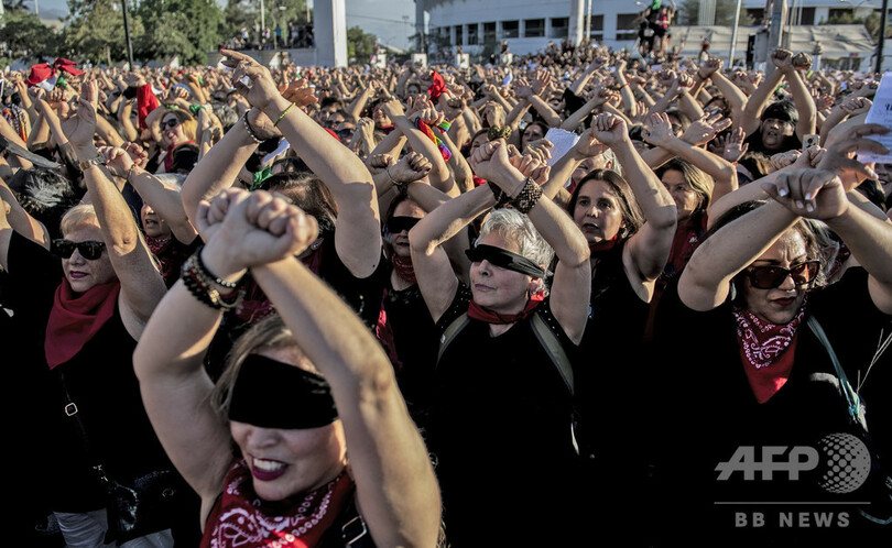 【今日の1枚】抗議と連帯、無数の手が表すもの