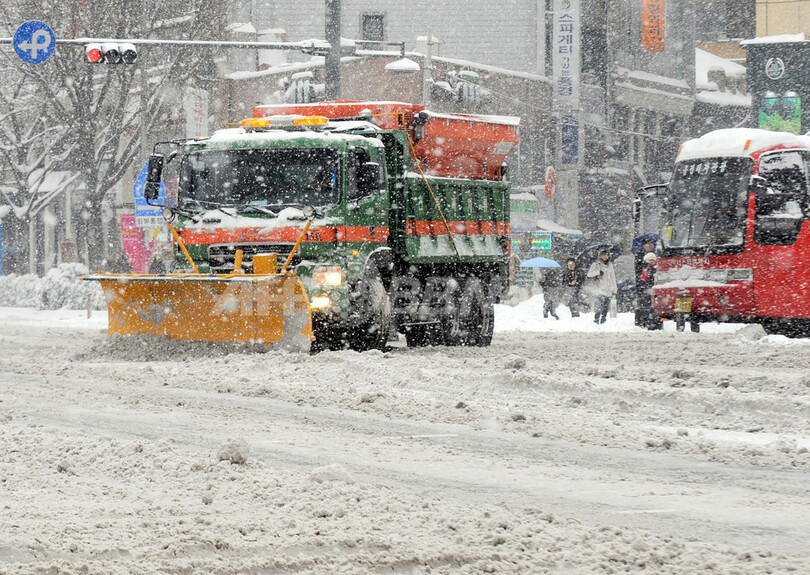 韓国でも大雪、4時間で17センチ 閣僚も閣議に遅刻