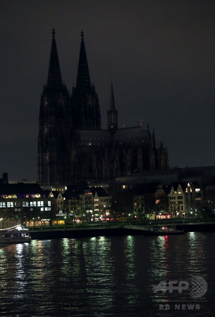 反移民デモ台頭で溝深まるドイツ、名所で「抗議の消灯」も