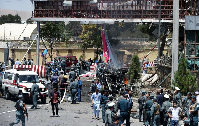 カブール国際空港入り口で自爆、4人死亡 アフガニスタン