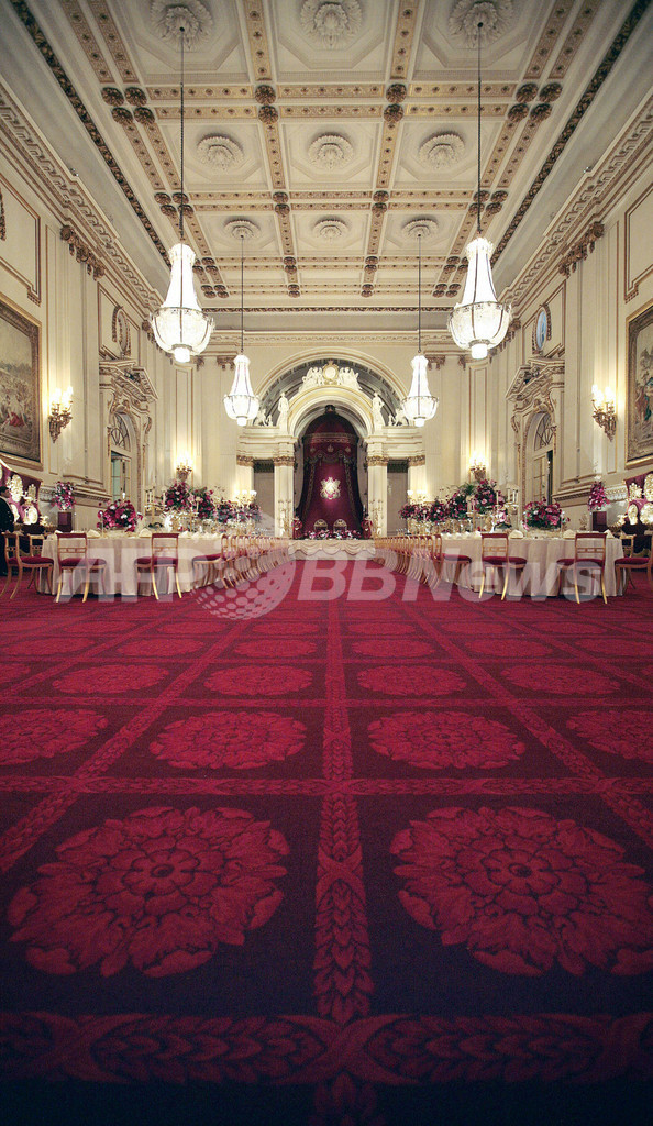 バッキンガム宮殿、壮麗な晩さん会の準備を初公開