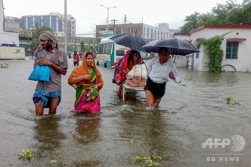 インドで大雨 約100人死亡 例年より長引く雨期で