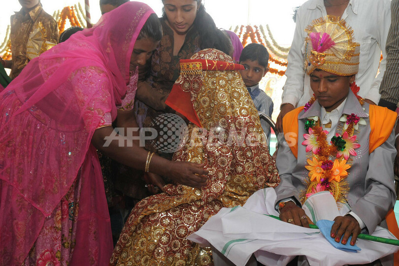 インド「売春婦の村」、風習に立ち向かう集団結婚式