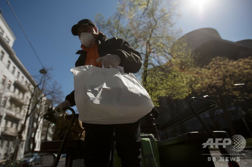 新型コロナで役割変更、ウィーン名物の馬車が高齢者への食事配達で活躍