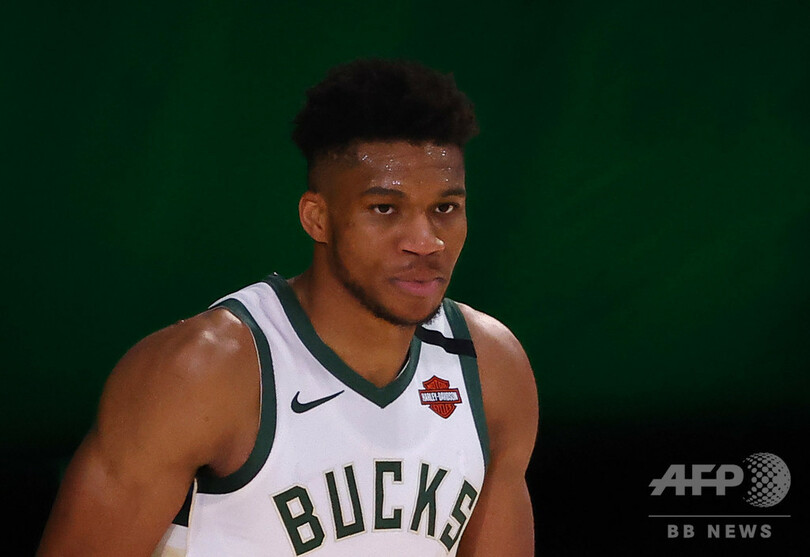 アデトクンポが2季連続MVP、最優秀守備と同時受賞は史上3人目