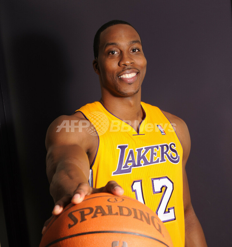 レイカーズ、4チーム間のトレードでマジックからハワードを獲得