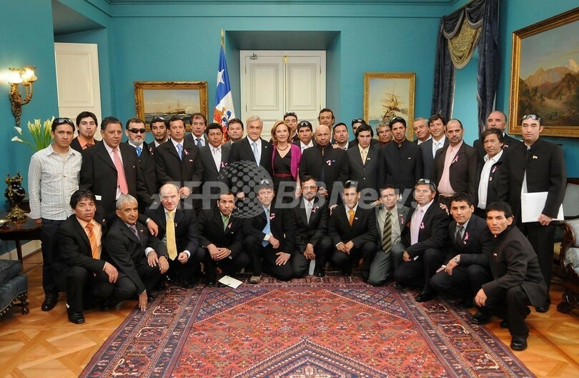 チリ作業員33人、大統領らとサッカー親善試合