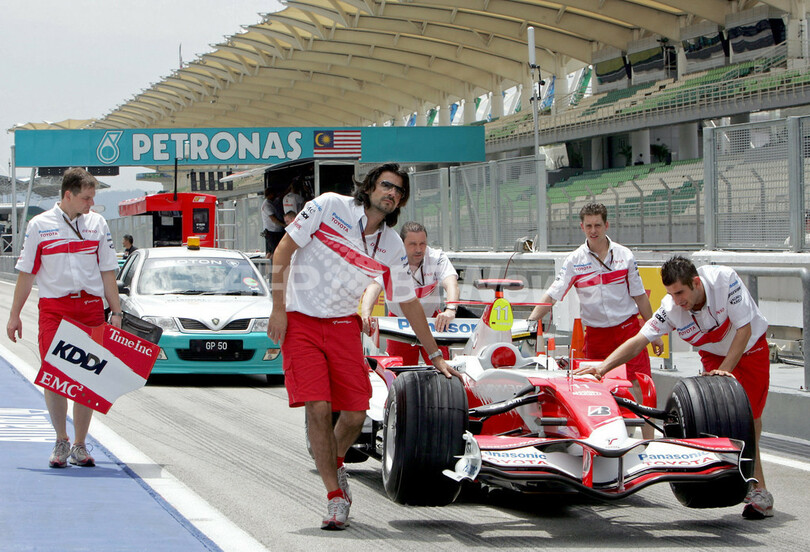 ＜07 F1・第2戦 マレーシアGP＞開幕を控え準備を行うスーパーアグリのクルー - マレーシア
