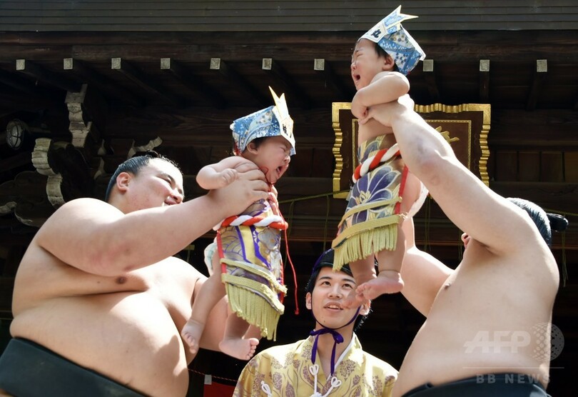 泣き相撲、健やかな成長願う 東京・雪ヶ谷八幡神社