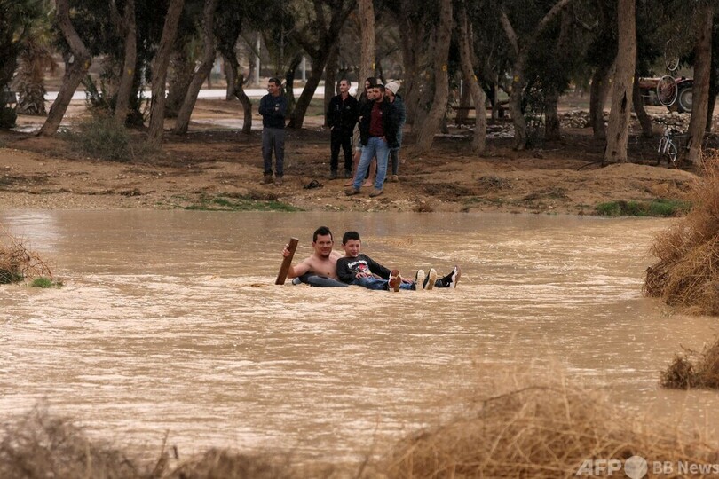 ネゲブ砂漠にかかる虹 豪雨で冠水も イスラエル