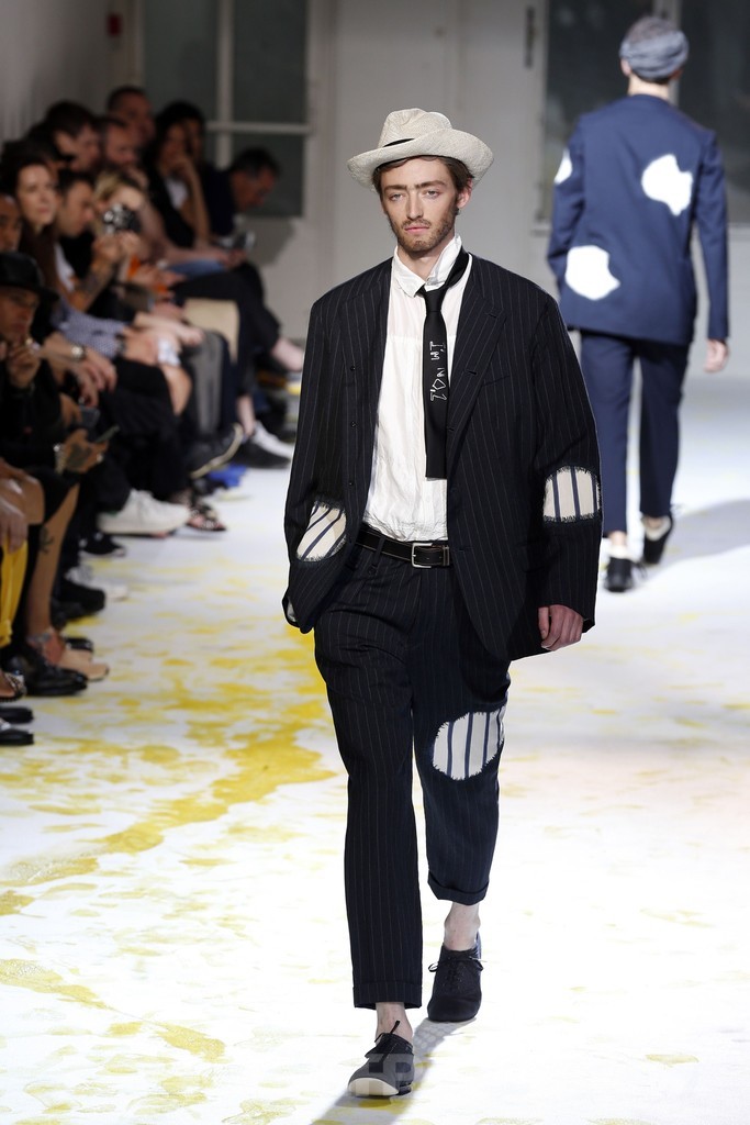 ストールやハットをアクセントに、「ヨウジヤマモト」15年春夏メンズ