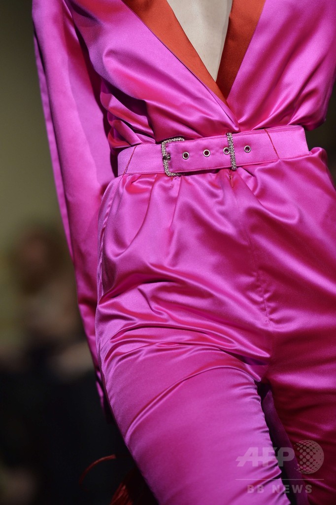 花とカラフルなドレスで祝う10周年、「アレクシ・マビーユ」15年春夏オートクチュール