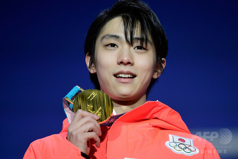 羽生結弦、2大会連続の金メダル手に笑顔 平昌五輪