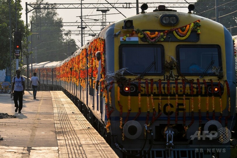 インド、列車の屋根に太陽光パネル設置 CO2削減へ